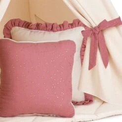 Teepee Tent + Floor Mat + Pillows - Frilly Muslin Raspberry -Fun with Mum Soldes teepee ruffle muslin raspberry5